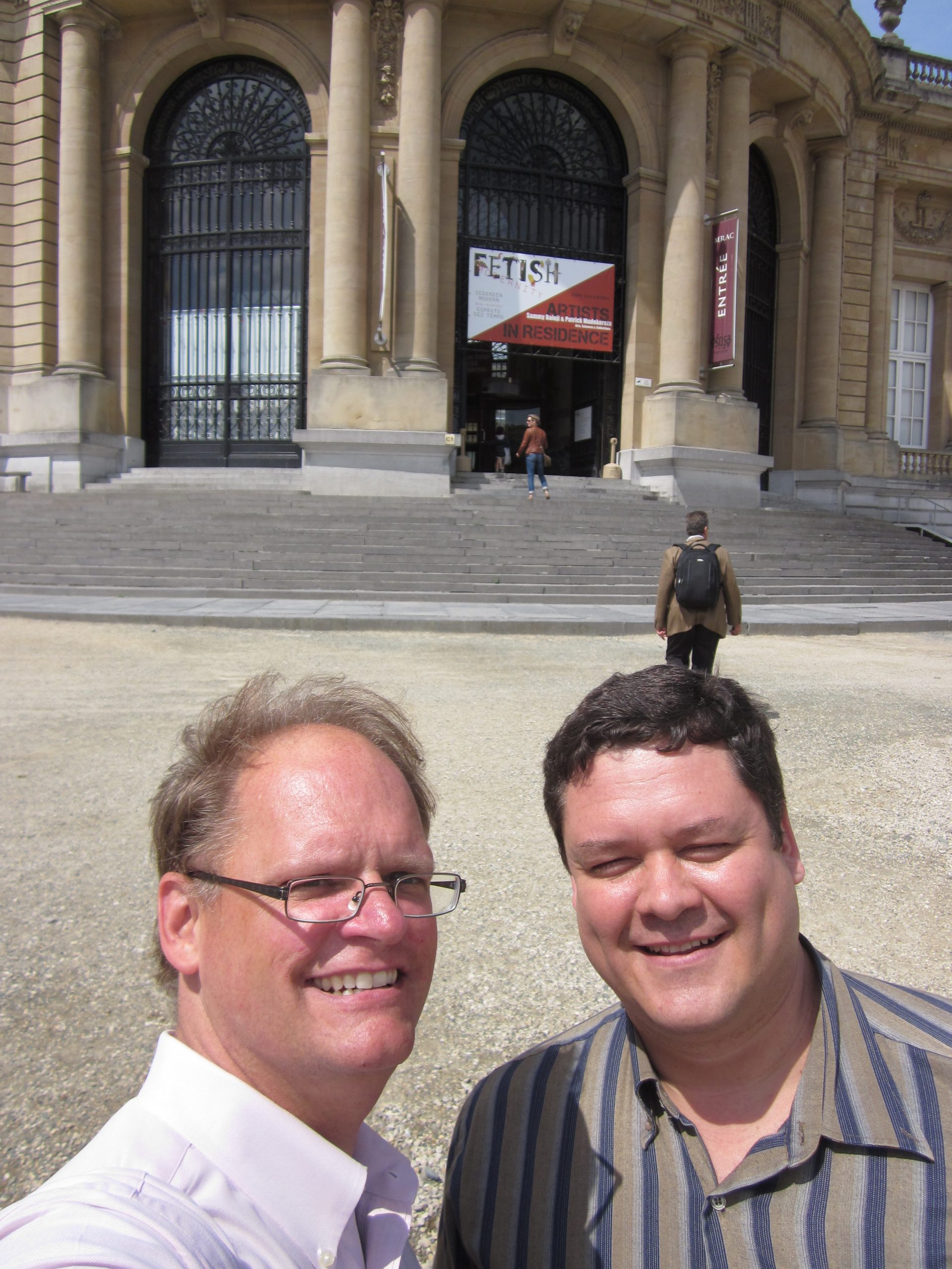 Martin Kalfatovic and William Ulate Rodriguez pose for a selfie in front of a museum building