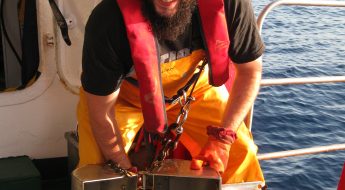 Fernando Á. Fernández-Álvarez taking samples with a van veen grab sampler in the oceanic cruise Formed IV (June 2014).