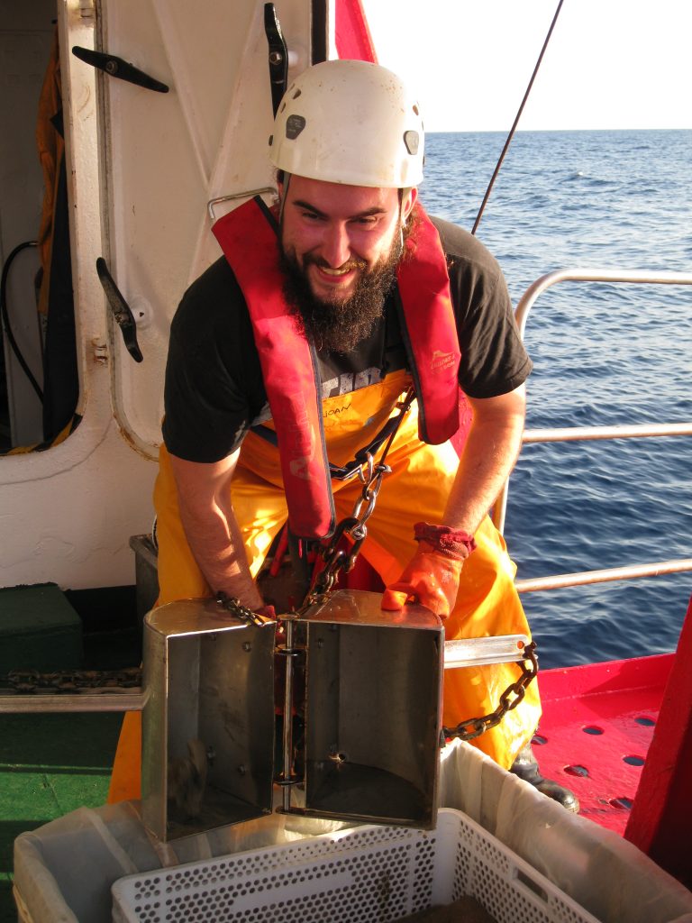 Fernando Á. Fernández-Álvarez taking samples with a van veen grab sampler in the oceanic cruise Formed IV (June 2014).